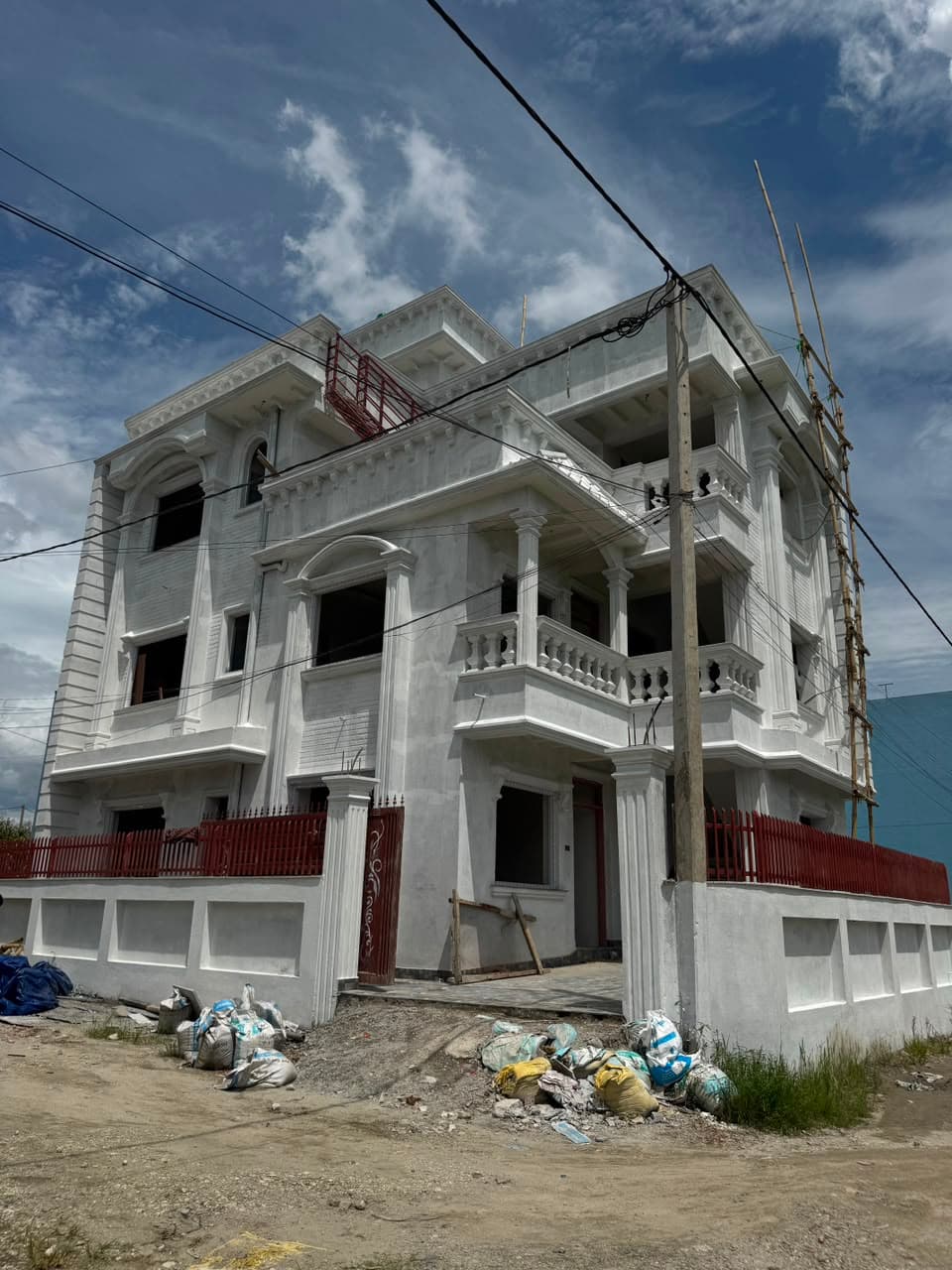 Ready-to-Move 4BHK Semi-Bungalow for Sale – Amar Singh Chowk, Kadaghari view 1